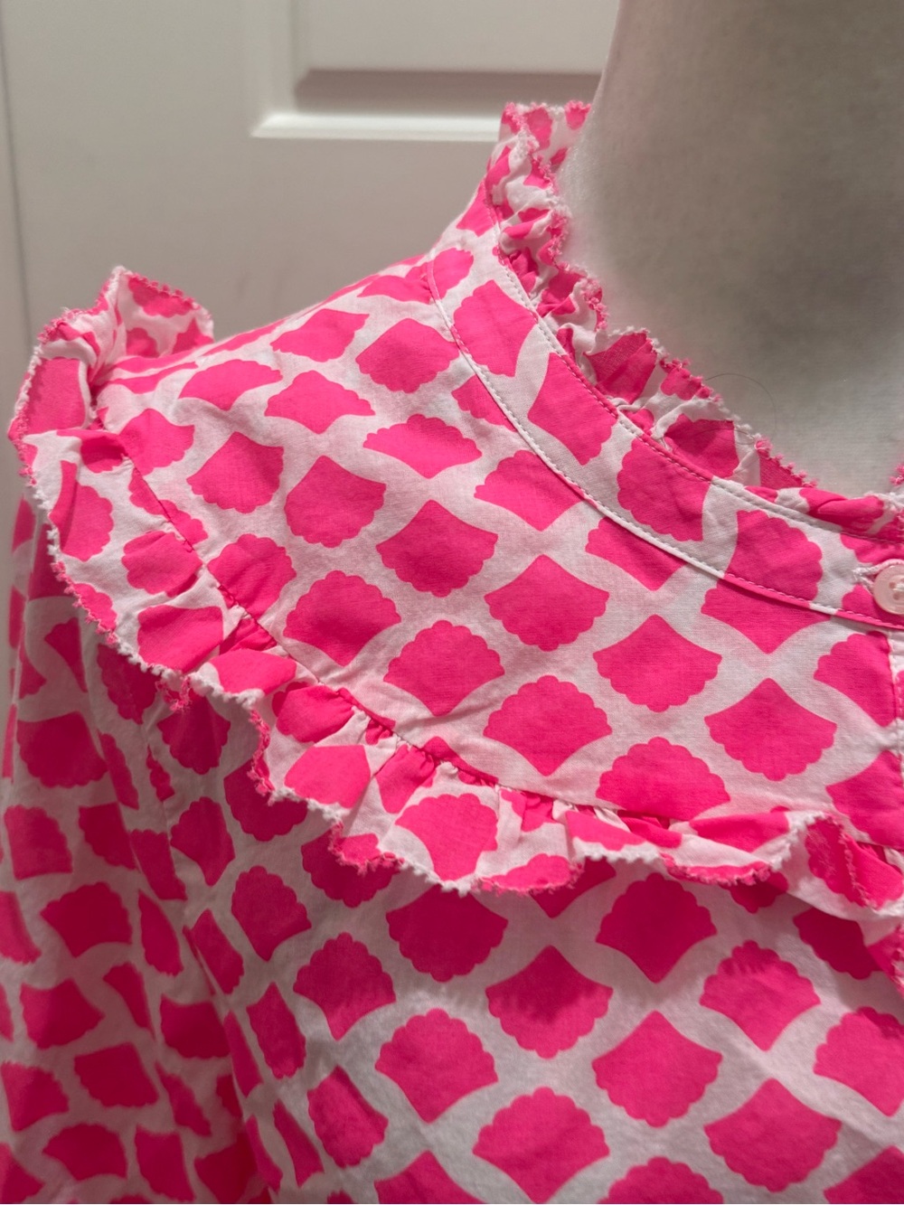 Vineyard Vines. Geo Ruffle Button Down Shirt. Block Shell Pattern. Medium. - Picture 4 of 10